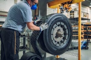 Serviço de recapagem e preenchimento de pneus industriais OTR